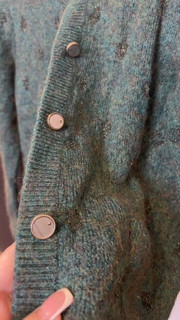 qadın jaketləri: Yumşaq toxumalı yaşıl kardiqan - Rəng: zoğalı-yaşıl tonlarda, tünd — 2