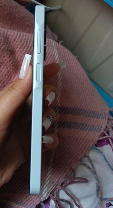 Çəngəllər: Dizaynı ilə diqqət çəkən bu smartfon, mavi rəngli ekrana malikdir və — 3
