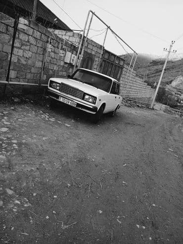 ваз 2107 в рассрочку: Ağ rəngli, dördqapılı VAZ-2107 sedan avtomobili. Avtomobil klassik — 5