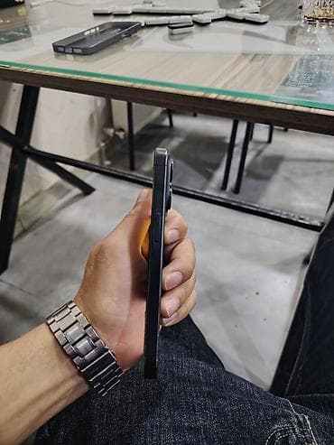 adapt: IPhone 15 Pro, 256 GB, Qara, Zəmanət, Simsiz şarj, Face ID — 6