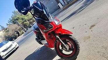 nolyedi sekilleri: Qırmızı rəngli şəhər skuterı - Agressiv dizaynlı ön panel və yüksək — 2