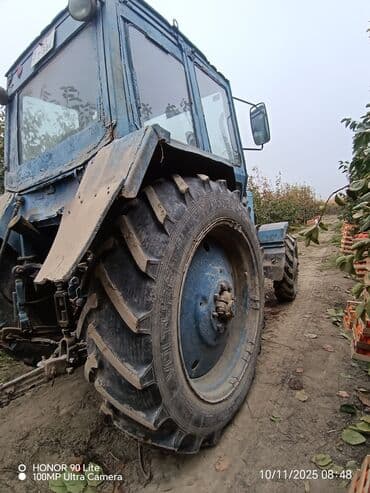 ot biçən traktor: Mavi rəngli təkərli kənd təsərrüfatı traktoru - Universal kabinəli — 3