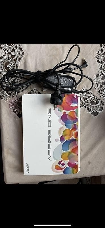 Acer Aspire One netbuku - Rəng: ağ, üzərində rəngli naxışlı qapaq və