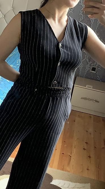 ağ qadın kostyumları: Qadınlar üçün zolaqlı iki hissəli dəst - Rəng: qara, incə ağ şaquli — 4