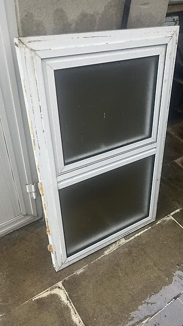 qozlu ag gilas murebbesi: Ağ PVC pəncərə çərçivəsi, iki bölməli dizayn. - Material: PVC/profil — 1