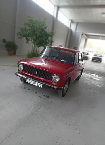 Qırmızı rəngdə olan bu klassik avtomobil, retro üslubu sevənlər üçün