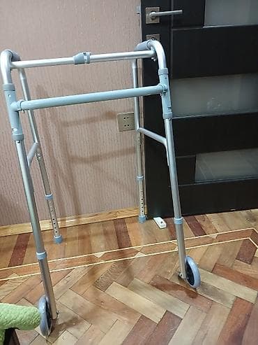 Tibbi məhsullar: Yüngül alüminium gəzinti çərçivəsi (rolator tipli) - Material: möhkəm — 1
