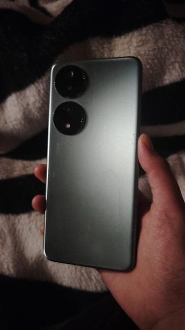 - Smartfon - Rəng: gümüşü/boz tonlu arxa panel - Arxa kamera bloku