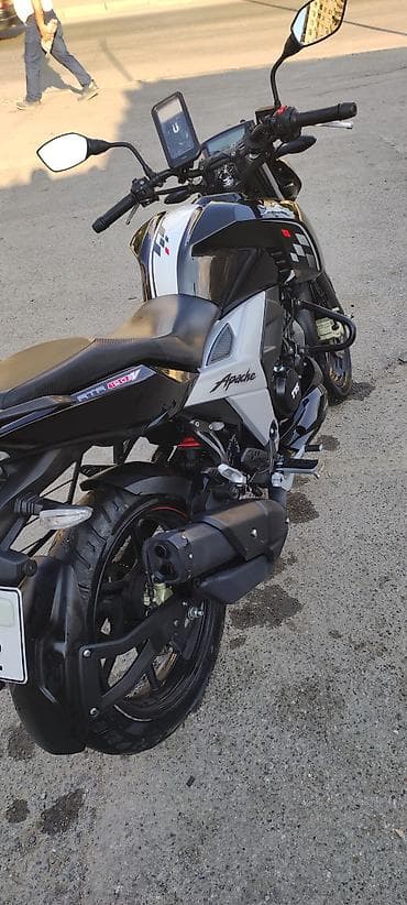 Nəqliyyat: TVS Apache RTR 160 4V motosiklet - Rəng: qara-ağ, idmançı qrafika ilə — 4