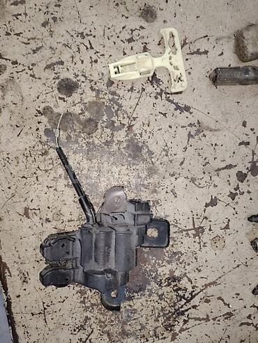 ezik masin: Avtomobilin baqaj kilidi mexanizmi, qara rəngdə metal konstruksiyaya — 2