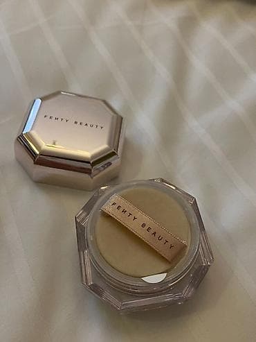 kosmetika çantası: Fenty Beauty – Gezmatik Kompakt Pudra - Brend: Fenty Beauty - Növ — 1