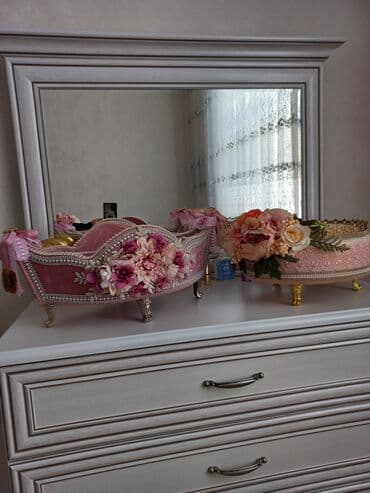 8 mart ucun hediyeler: Çəhrayı rəngdə, zərif güllərlə bəzədilmiş dekorativ səbət. Səbətin — 9