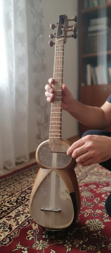 simli alətlər: Tar – Azərbaycan xalq çalğı aləti - Korpus: iki hissəli armud formalı — 1