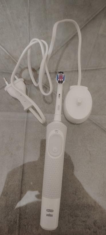 iphone 8 ucuz: Oral-B Braun markalı elektrikli diş fırçası. Dəstə ağ rəngli, nöqtəli — 4