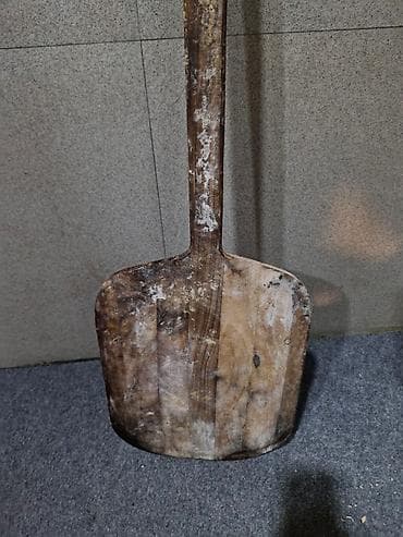 soba islenmis: Bu, uzun qulplu, dayanıqlı taxta soba kürəyidir. Geniş, yastı başlığı — 2