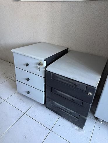 шкаф пенал: Qiymet hamisi 150 Azn Ofis mebelləri dəsti Tərkib: - 2 qapılı — 3