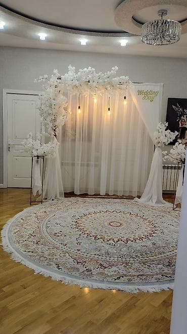 - Dekorativ toy/fotozona konstruksiyası - Ağ tüllü pərdə fonu, yuxarı