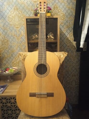 Səs avadanlığı: Klassik akustik gitaKlassik.gitarara - Korpus: təbii ağac üstü — 1