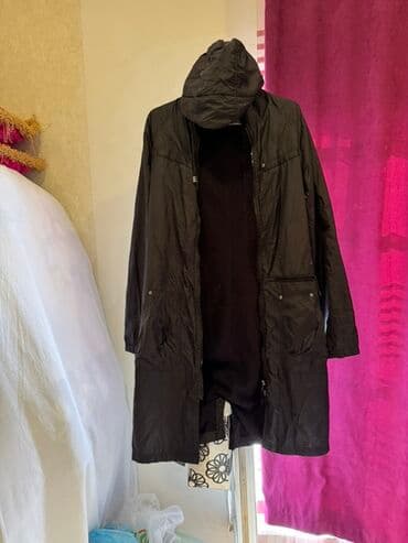 Qara rəngli uzun kapüşonlu yağmurluq/kurtka. S razmer - Yüngül və suya