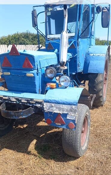 maşın ucun işıqlar: Mavi rəngdə kənd təsərrüfatı traktoru Əsas xüsusiyyətlər: - Ön — 2