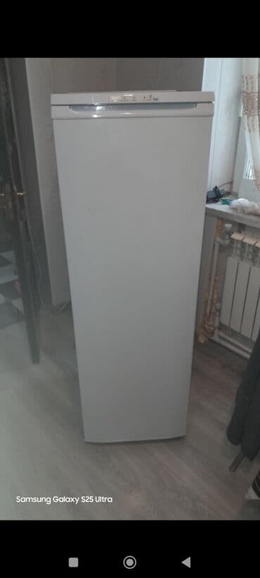 Dik tipli dondurucu şkaf - Rəng: ağ - Ön paneldə mexaniki idarəetmə