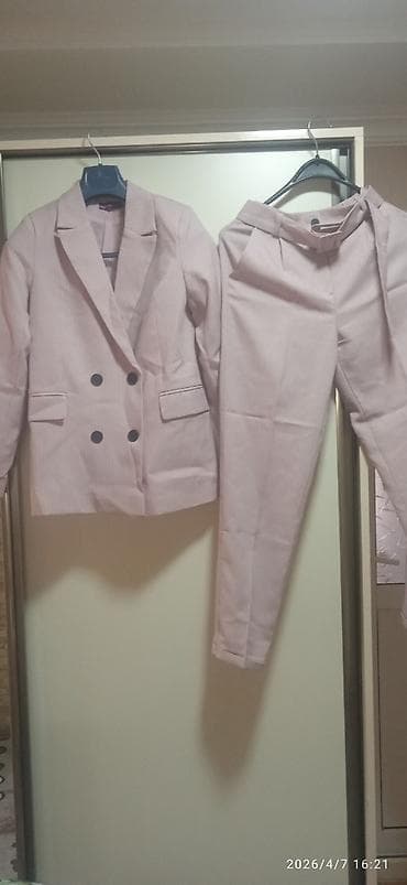 kişi geyimleri kurtkalar: Qadın kostyum dəsti – açıq çəhrayı, nazik zolaqlı dizayn - Dəst — 1