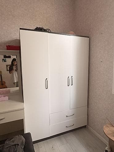 balta: Ağ rəngli üç qapılı paltar şkafı - Dizayn: Minimalist, ağ fasadlar və — 1