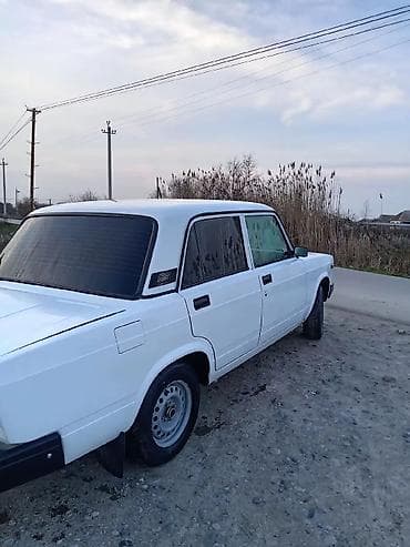 turbo az qax: VAZ 2107, ağ rəng, sedan gövdə. Xüsusiyyətlər: - Arkadan ötürücülü - — 2