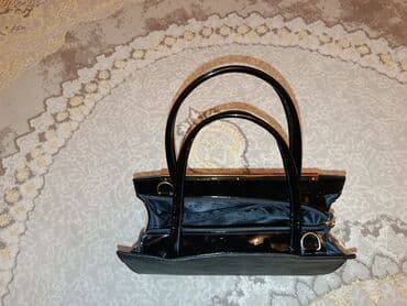 qaşlı çanta: Qadın əl çantası – qara rəng, lak effektli xarici səth və qızılı dekor — 3