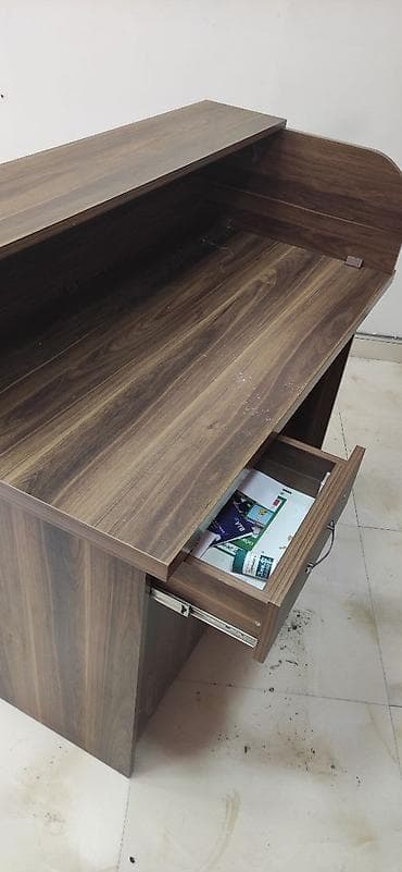 Офисная мебель на заказ: Ofis resepsiyon/iş masası – qəhvəyi ağac teksturalı MDF-laminate — 4