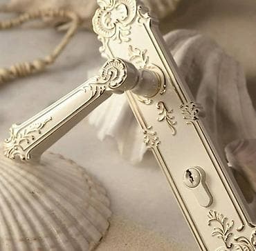 Qapı aksesuarlari istenilen cesidlerde qapi zamoklari kilitler