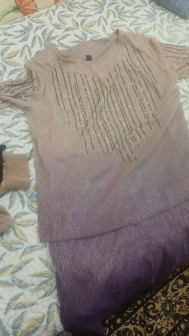 İki hissəli qadın dəsti – parıltılı bluz və uyğun ətək. - Rəng keçidi — 1