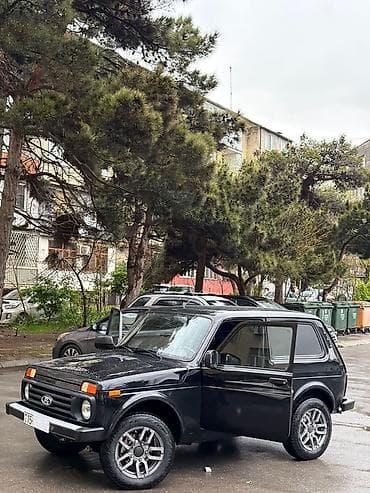 qara niva sekilleri: LADA Niva 3 qapılı SUV - Kuzov: 3 qapılı, qara rəng, arxa şüşə — 6