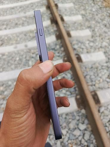 optimal telefon: Smartfon – tam ekranlı, ön kameraya görə mərkəzdə deşikli displey - — 5