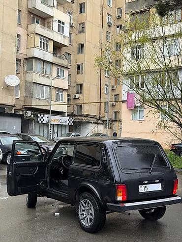 qara niva sekilleri: LADA Niva 3 qapılı SUV - Kuzov: 3 qapılı, qara rəng, arxa şüşə — 1