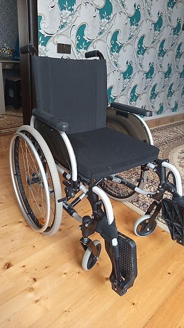 Ottobock əlil arabası - Brend/model: Ottobock (şəkildə arxa hissədə