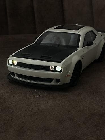 Metal Dodge Challenger SRT - Korpus: ağ rəng, qara kapot və dam — 3