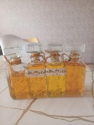 buta formasinda xonca: Dörd ədəd "ColluDe" markalı, şüşə qablaşdırmada ətir şüşələri. Hər bir — 1