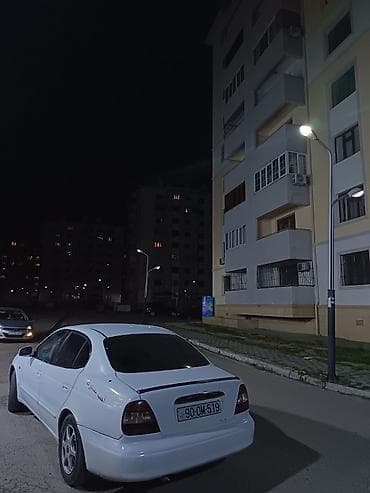 фольксваген поло л с: Ağ rəngli sedan avtomobil (yalnız bartele görə narahad edin!) — 2