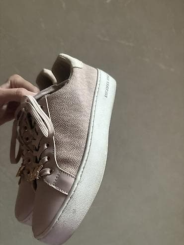 saat michael kors: Michael Kors qadın krosovkaları
Razmer 8 (39 razmer)
Original — 3