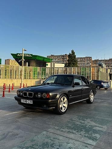 tesla model 3: BMW 5 series: 2.5 l | 1995 il Sedan — 6