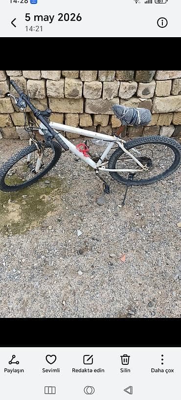 velosiped enduro: Şəhər və yüngül off-road üçün dağ velosipedi. - Rəng: ağ gövdə - — 1