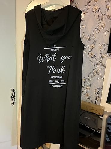 cins: Qadın üçün qolsuz kapüşonlu uzun t-shirt/plaş. Rəng: qara. Arxa — 2
