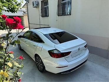 zaslonka satilir: Honda Insight Hybrid, ağ mirvari rəng, ən dolu Touring komplektasiya — 3