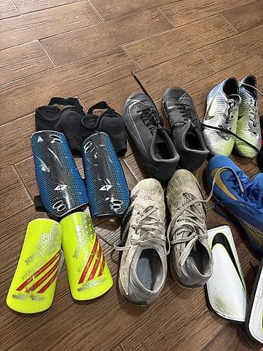 Butslar: Futbol üçün komplekt ayaqqabılar və qamışlıqlar (şinlər) Komplektin — 3