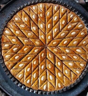 paxlava qiymeti: Baklava, şirin xəmir məmulatı olub, şərbətə batırılmış qat-qat — 6