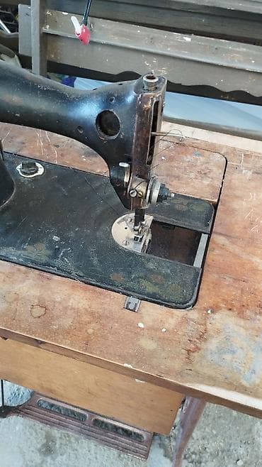Mexaniki tikiş maşını – ayaq pedallı masa daxil - Klassik döşəmə
