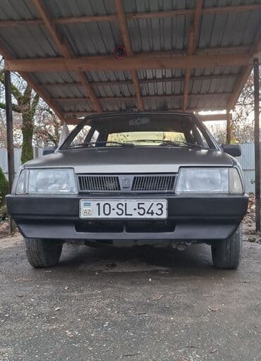 VAZ 21099 sedan - Kuzov: 4 qapılı, düz xətli klassik sedan dizaynı -