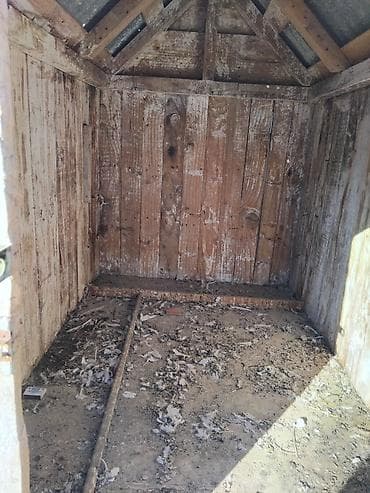 K/t heyvanları və malları: Taxta quşxana / dam - Material: qalın taxta lövhələr və metal dam — 1