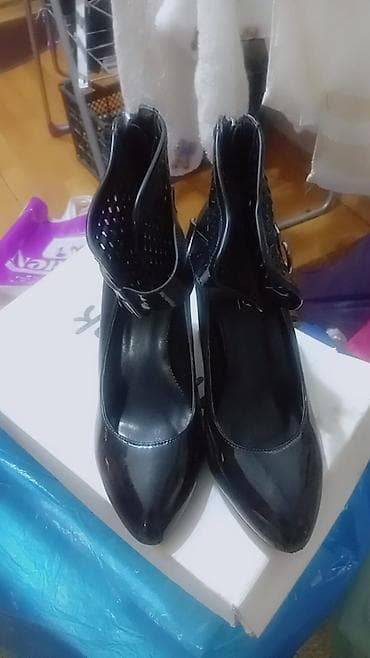 Tuflilər: 36 40 razmer 1) Kəmərli modellər - Material: parlaq dərimsi üst - — 2